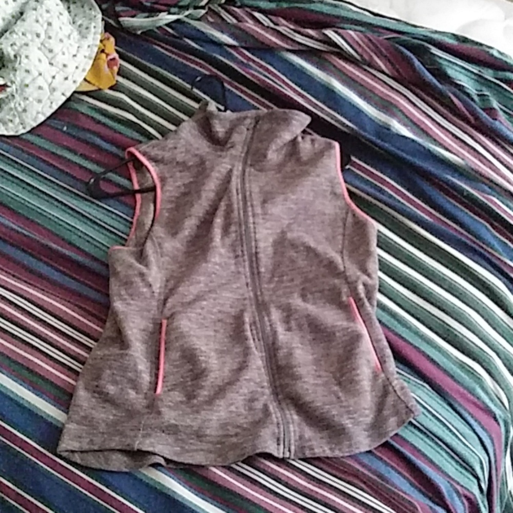 Sleeveless jacket
